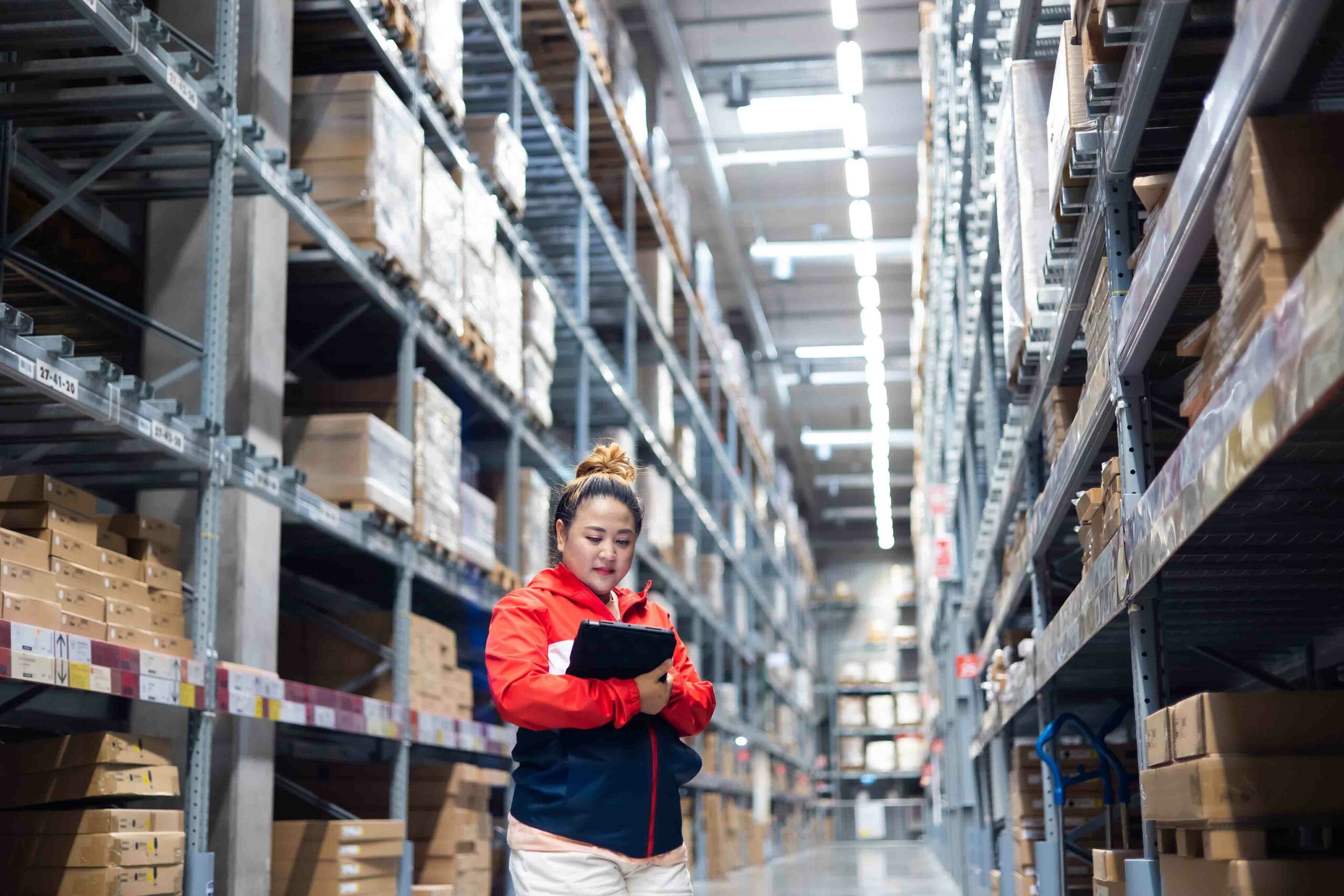 femme-entrepot-gestion-stock